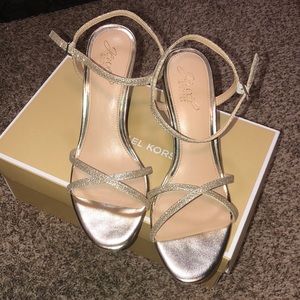 Jewel by Badgley Mischka Dextra wedge pale gold worn once lower heel size 8.5